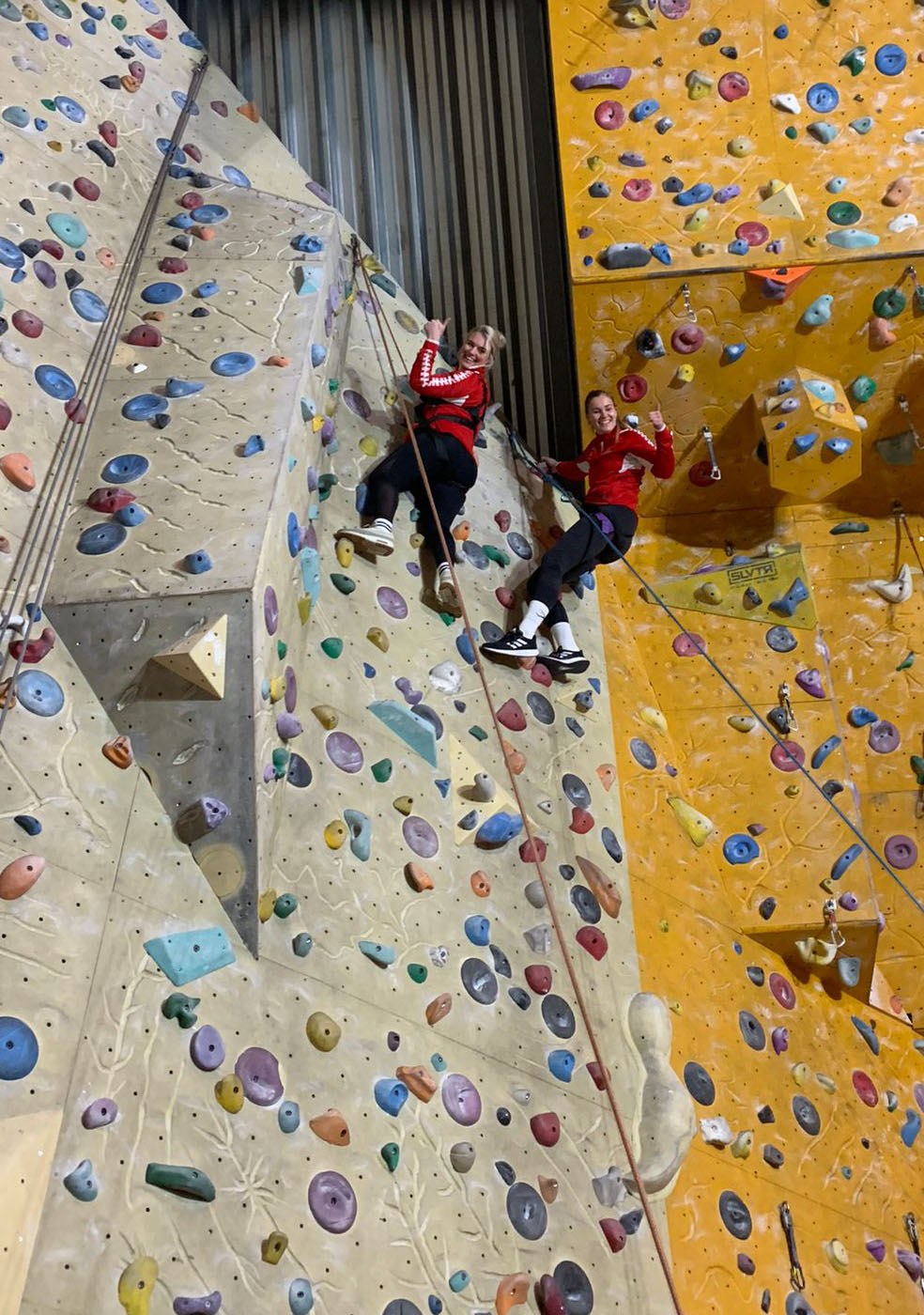 Scoren met gezondheid ROC van Twente helpt je vooruit klimmuur met 2 klimmers 2
