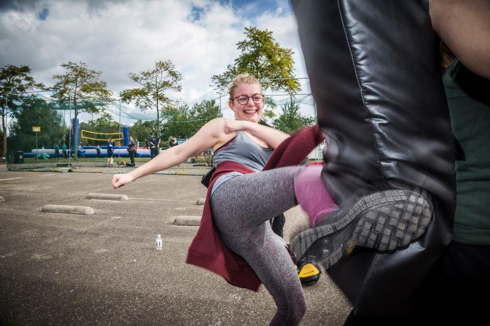Scoren met gezondheid ROC van Twente helpt je vooruit meisje schopt tegen een boksbal