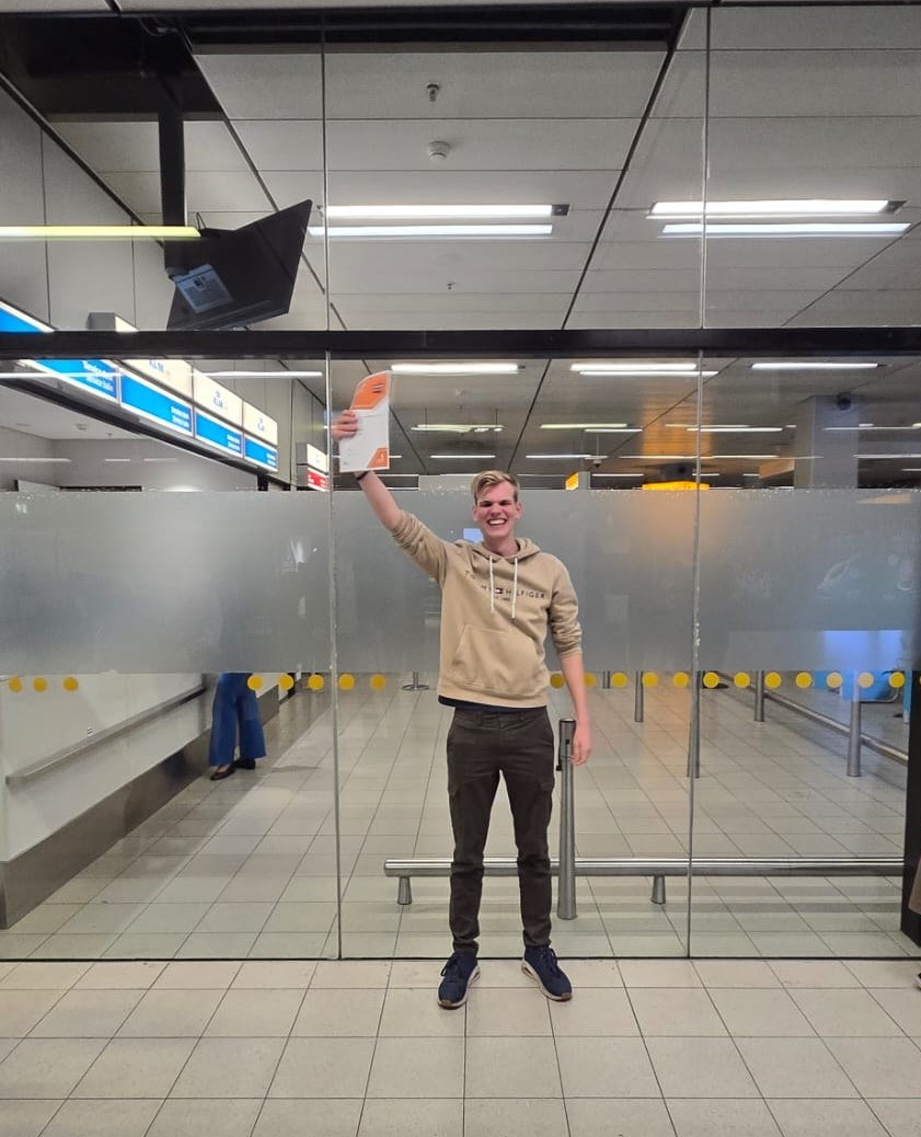 Nieuwsbericht 28 1 2026 Niek Geerligs schrijft geschiedenis als eerste Nederlander naar World Skills Niek op vliegveld