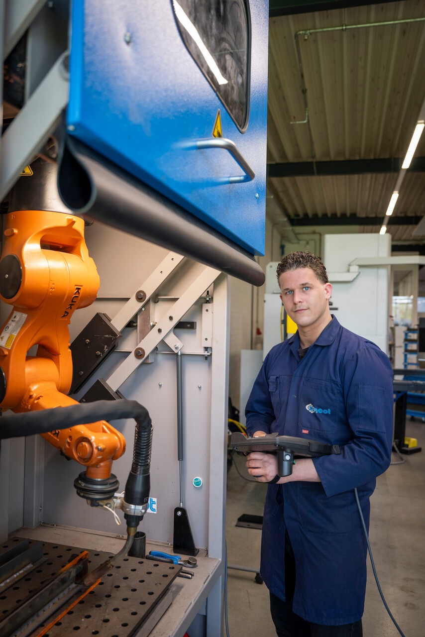 Productietechnicus constructie en plaattechnoloog in opleiding werkt aan een constructie in een werkplaats.