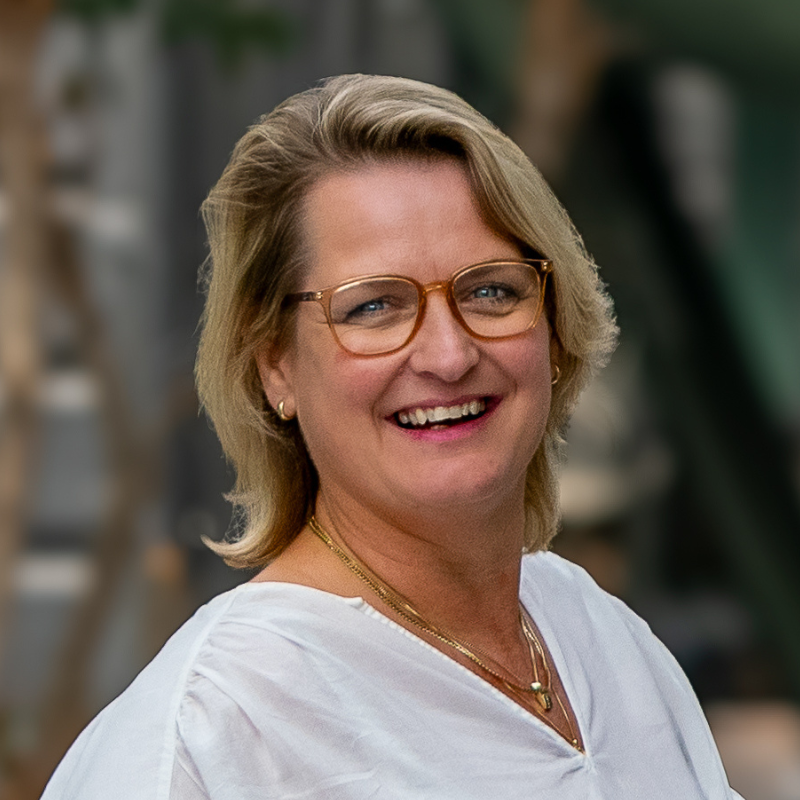 Esther Dommerholt expert op het gebied van scholingsvraagstukken in Onderwijs, Kinderopvang, ICT en Dienstverlening.