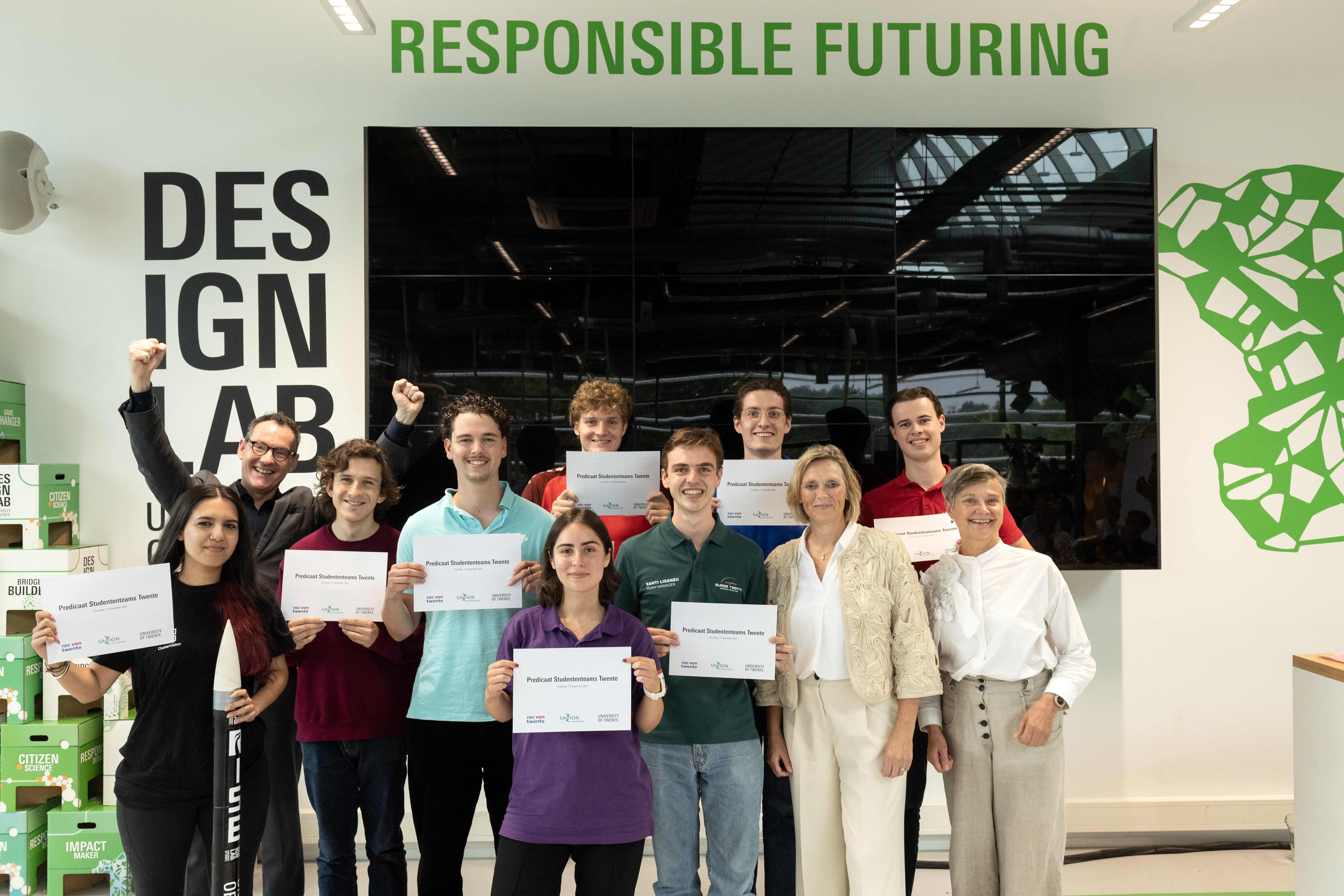 ENSCHEDE - Universiteit Twente - Kick-off bijeenkomst studententeams in het Designlab. Bestuurders en studenten met de certificaten.FOTO: Frans Nikkels FN20260911